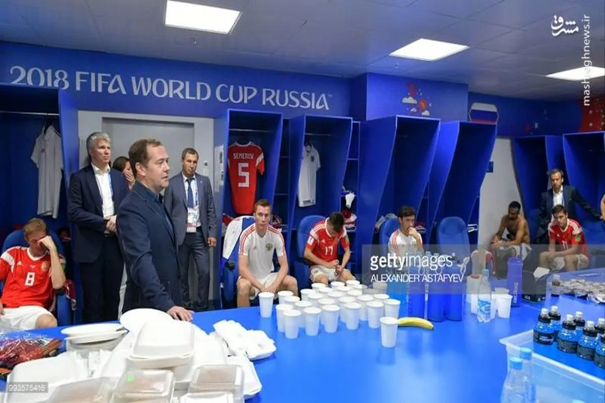 حضور نخست وزیر روسیه در رختکن در پایان بازی+عکس