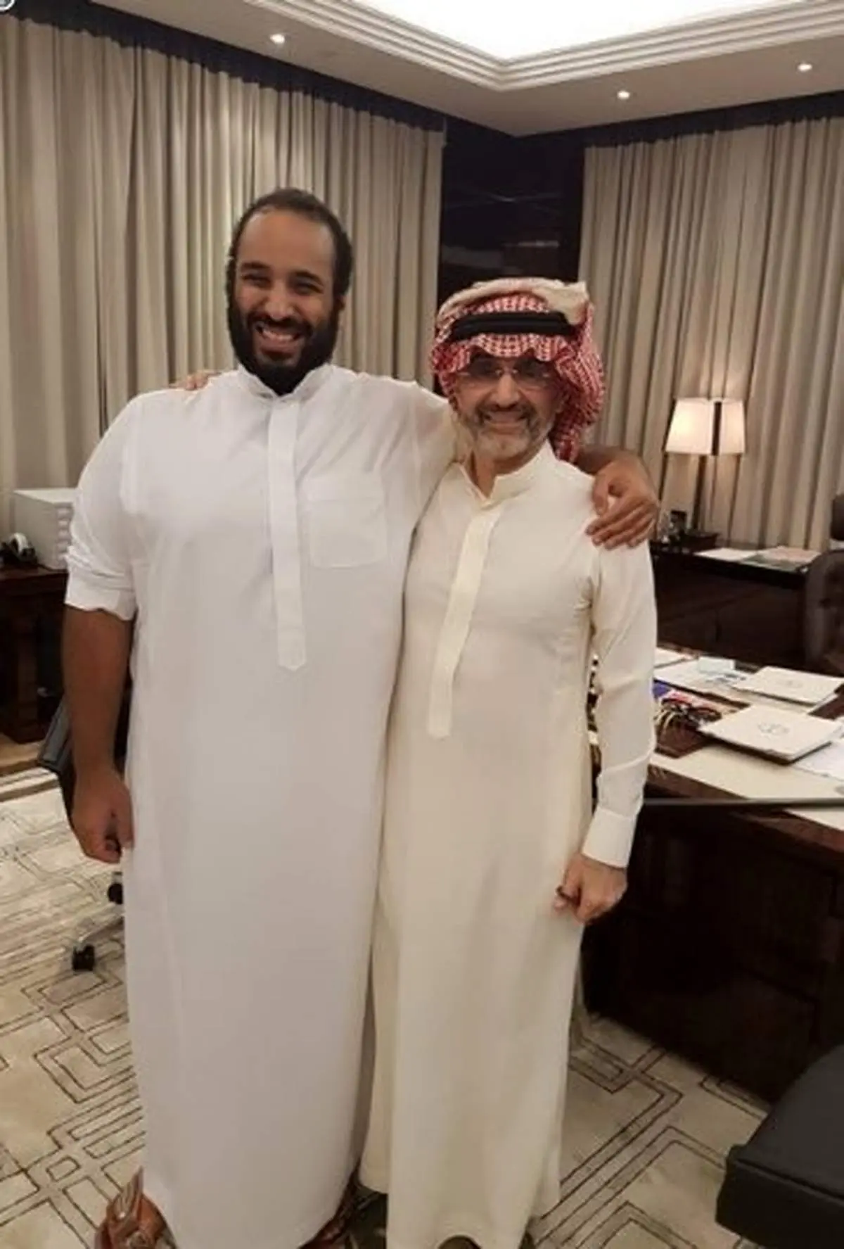 تصویری از ولیدبنطلال پس از آزادی در کنار بنسلمان