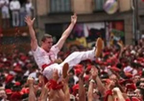 لحظه فرار گاو صلح طلب از صحنه گاوبازی + فیلم