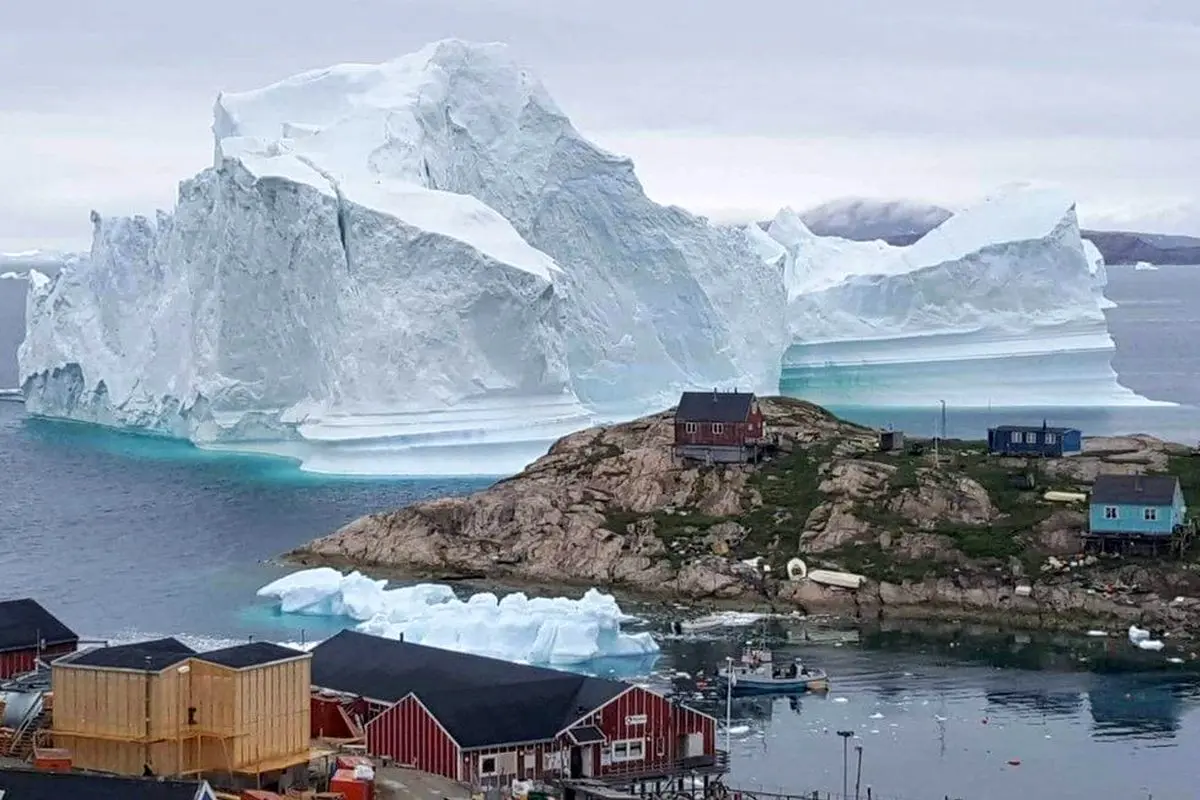 تخلیه یک دهکده با حرکت یک کوه عظیم یخ در گریلند