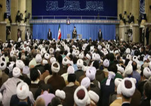 نگاهی به خانه و زندگی خانه مادر رهبری انقلاب /چیدمانی از ظروف چینی و کابینت های دلنشین آشپزخانه و گل برای تزئین