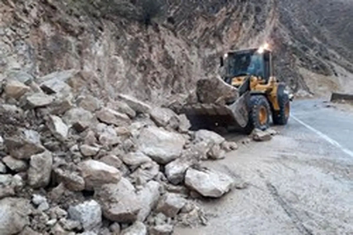 مسیر تازه‌آباد به دلیل ریزش کوه مسدود است