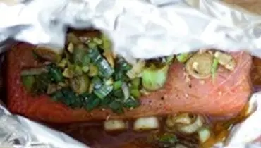 ماهی را برای تمیزکاری در فویل بپزید