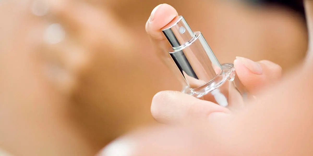 چگونه عطر را به درستی به موهایمان اسپری کنیم؟
