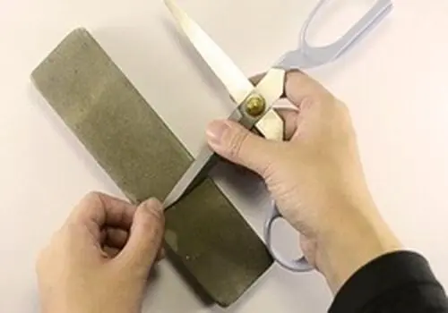 ۵ روش آسان برای تیز کردن قیچی در خانه

