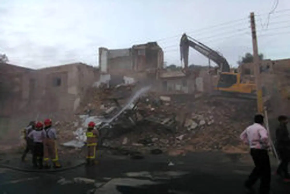 ساختمان مسکونی ۲ طبقه در پیشوا فروریخت