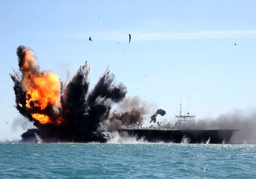 لحظه اصابت موشک حوثی ها به کشتی تجاری+ فیلم