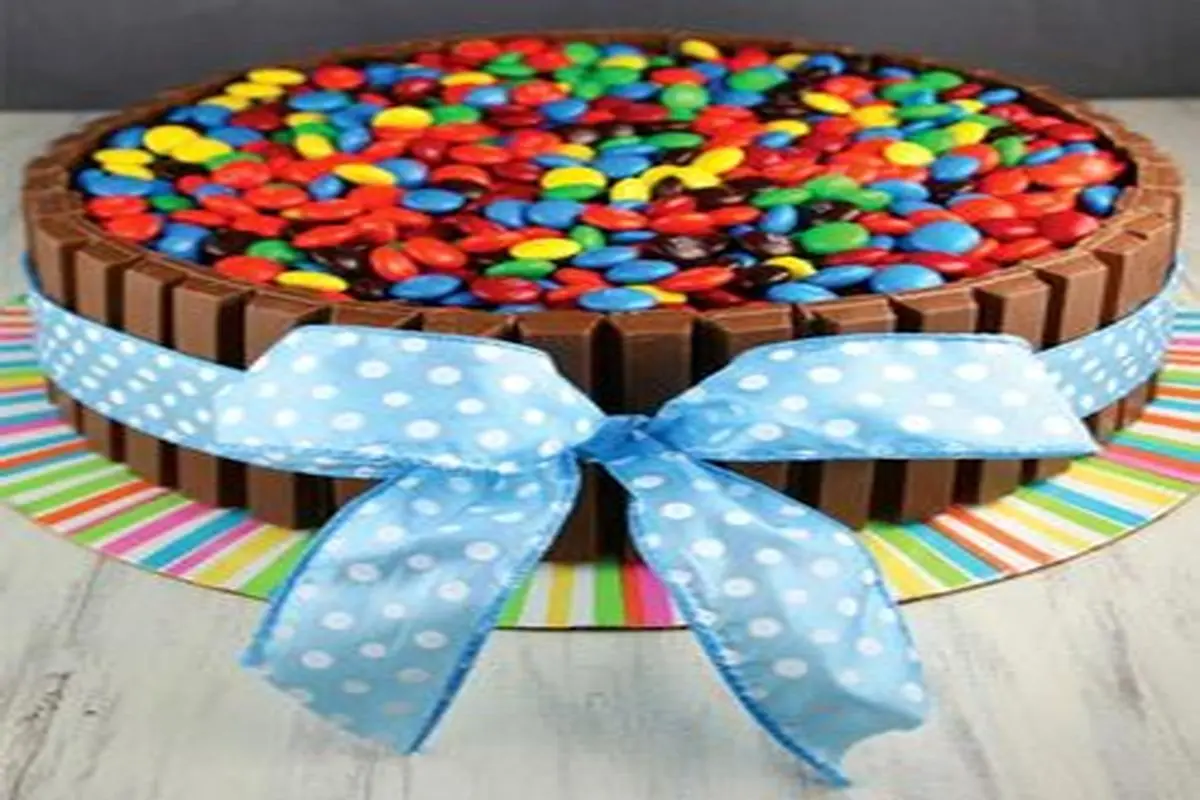 تزیین کیک خانگی مدل رنگارنگ با حصار شکلاتی