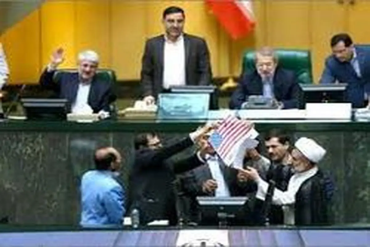 نظر نماینده ای که پرچم آمریکا را آتش زد درباره پیشنهاد ترامپ چیست؟