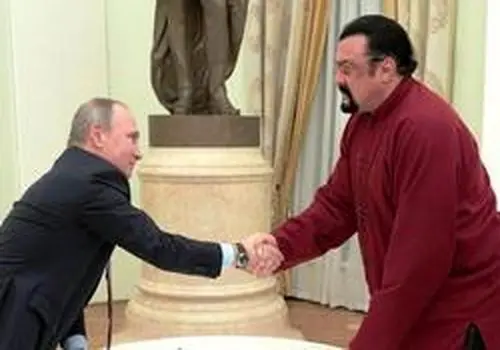 اقدام تبلیغاتی بدون مجوز یک بازیگر معروف روی تابلوی مشهور شهر