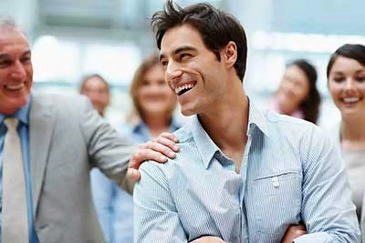 اعتماد به نفس و مثبت اندیشی میتواند نقش زیادی در جذابیت میان دوستان داشته باشد
