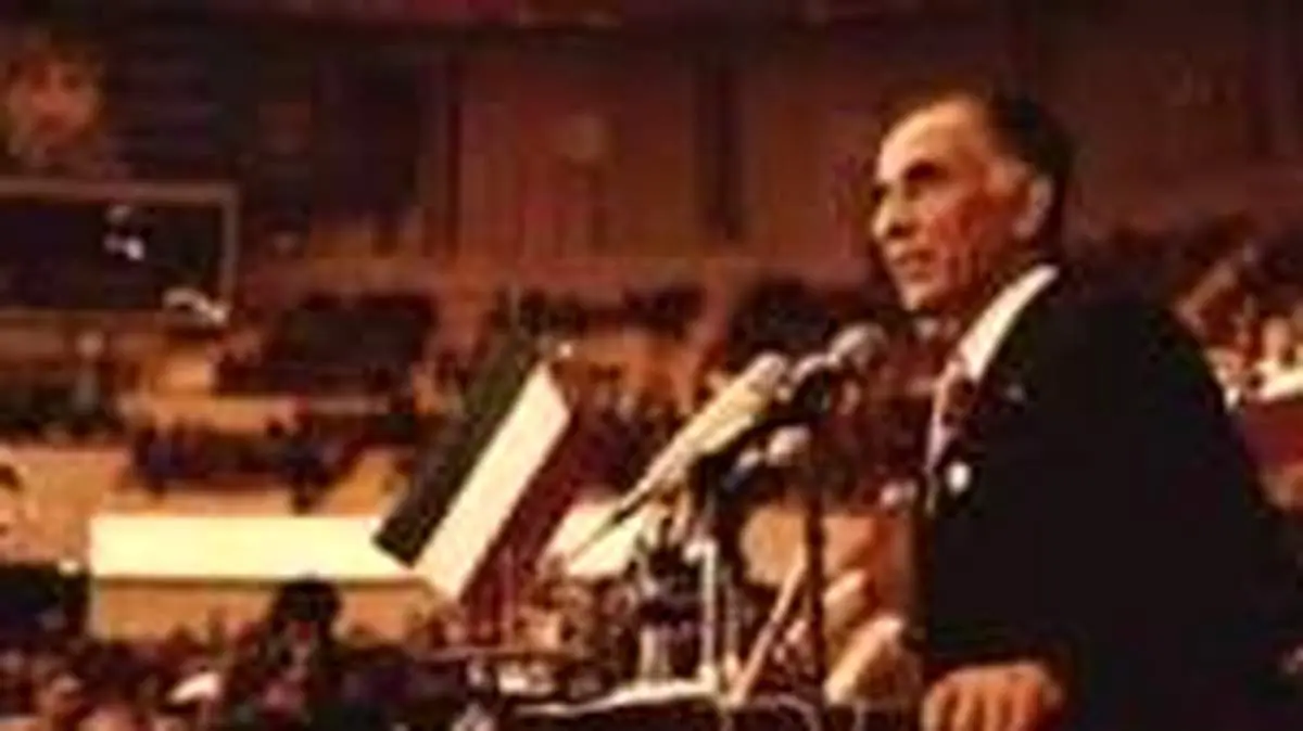 ۱۶ مرداد | جمشید آموزگار نخست‌وزیر شد