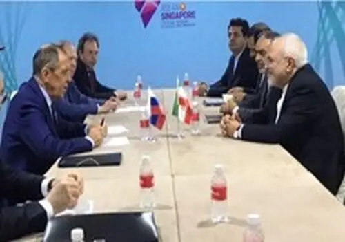 فیلم عجیب از پوشش و اسلحه  مقام عالی بورکینافاسویی در دیدار با لاوروف!