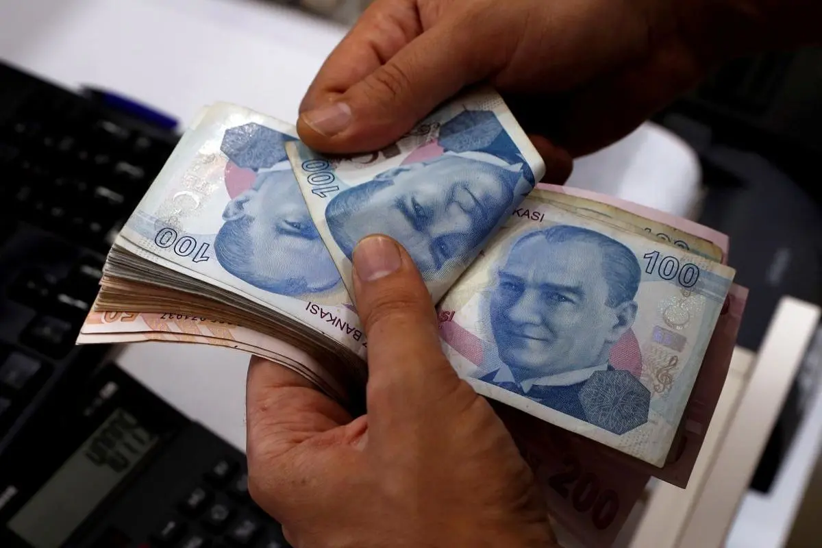 سقوط یکباره ارزش لیر ترکیه دربرابر دلار/ اردوغان: مردم طلا و دلارهارا به لیر تبدیل کنند