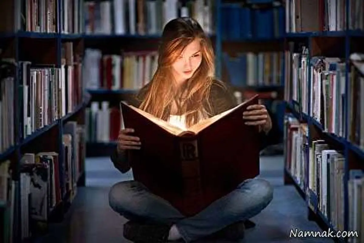 ویدیو| کتاب خواندن یک زن هنگام رانندگی