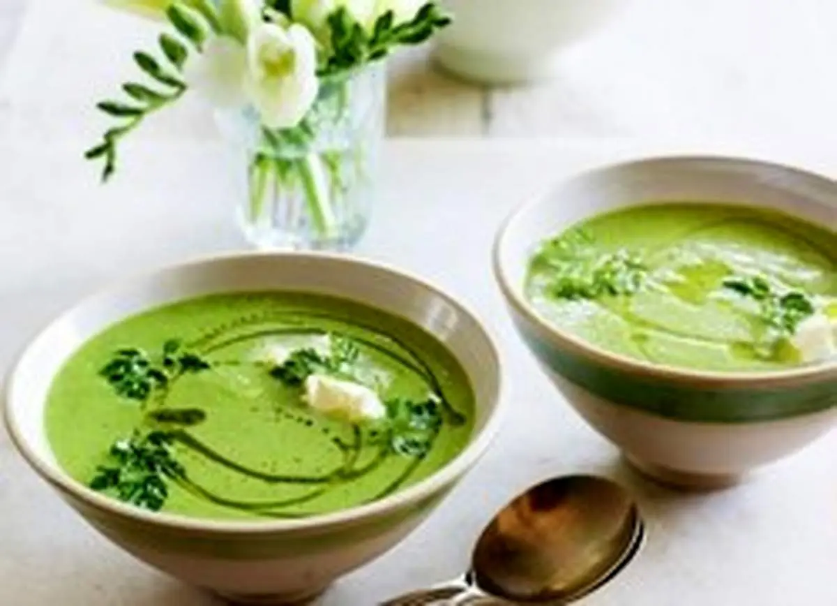 طرز تهیه سوپ نخود فرنگی و جعفری با خامه ترش