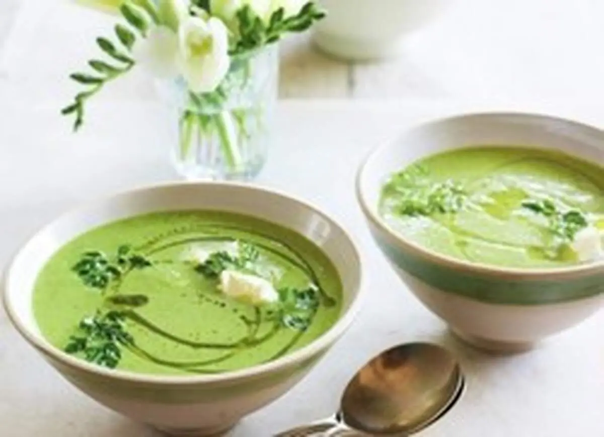 طرز تهیه سوپ نخود فرنگی و جعفری با خامه ترش