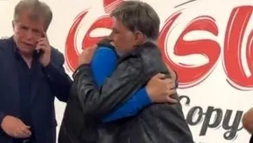 ادای احترام سعید سهیلی به مرتضی عقیلی با بوسیدن دستش/ویدیو 