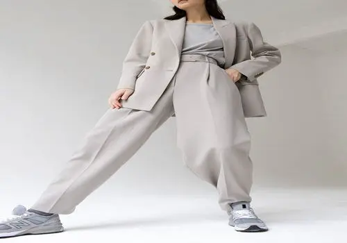 لباس خاکستری؛ انتخابی هوشمندانه با فواید روانی و زیبایی‌شناختی

