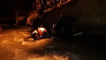 یک خودرو به رودخانه کرج سقوط کرد