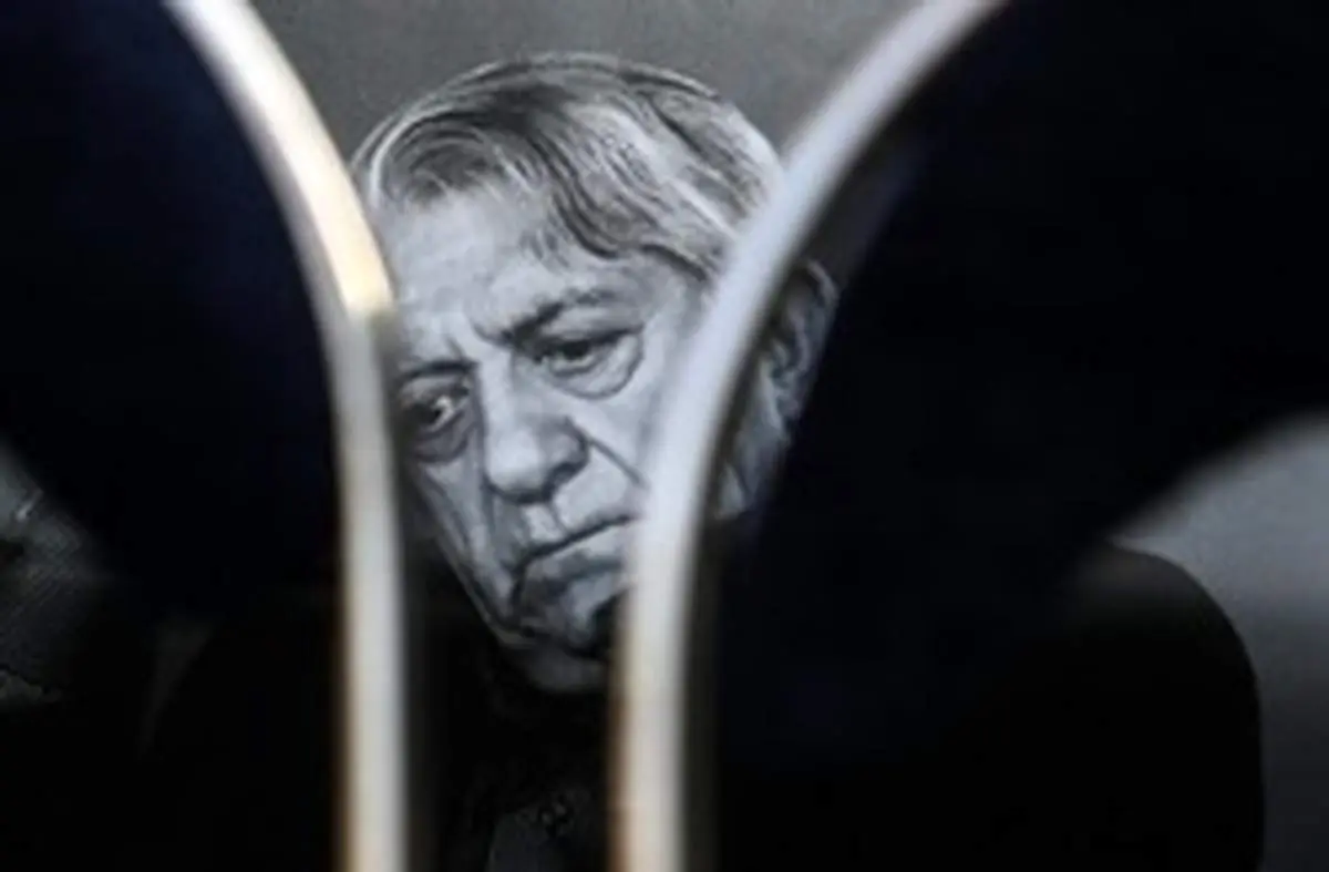 عزت الله انتظامی در کنار خسرو شکیبایی آرام گرفت