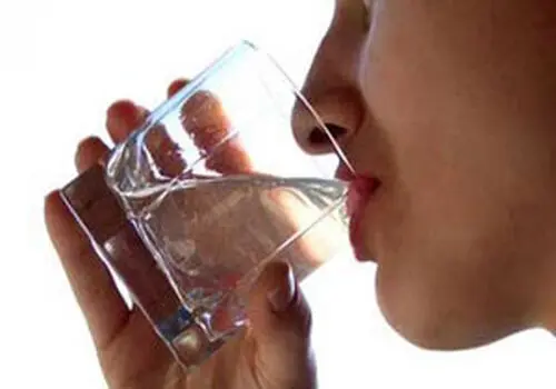 چرا جرعه جرعه نوشیدنآب بهتر است؟