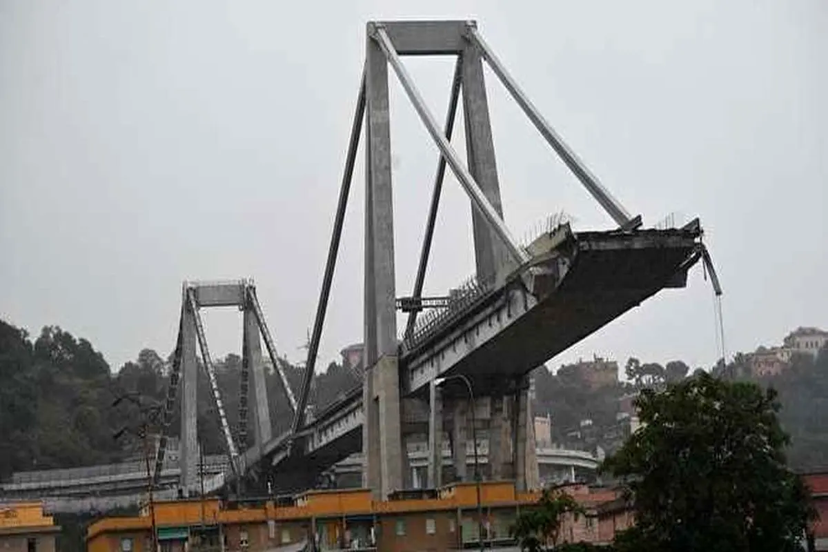 سقوط ۳۸ خودرو و مرگ ۳۵ نفر بر اثر ریزش یک پل در ایتالیا +ویدیو
