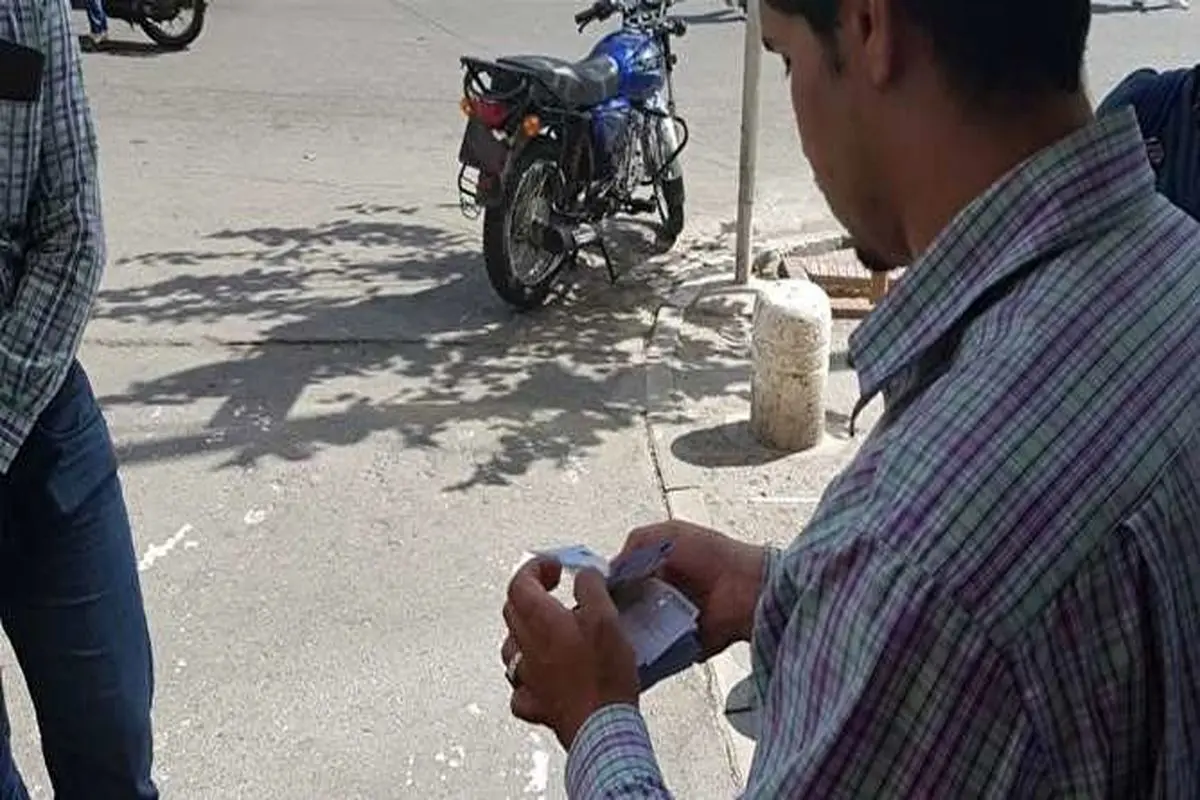 یک روز کاری با یک «دلال ارز» در خیابان فردوسی تهران