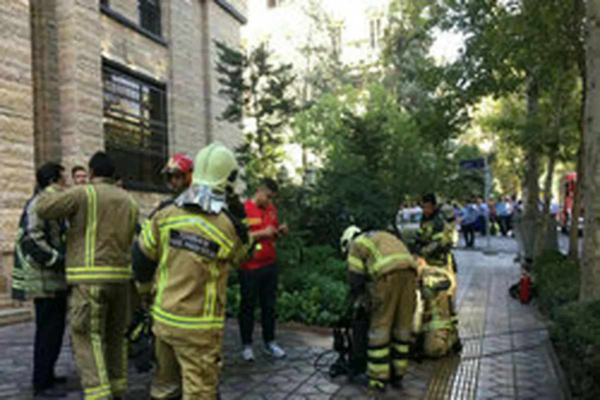 آتش سوزی در مجتمع مسکونی ۱۰ طبقه «دروس»