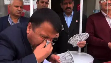 تصویری از واکنش عجیب شهروند ترکیه ای به دلار