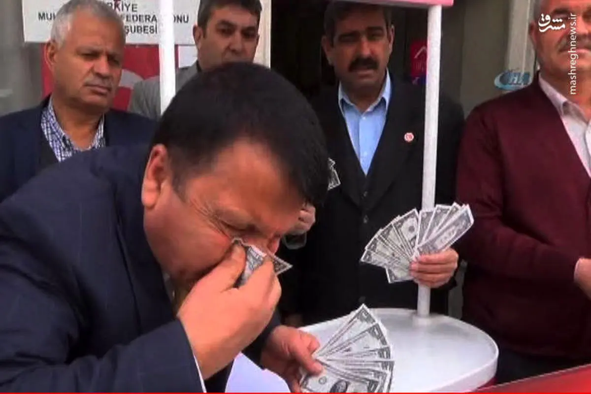 تصویری از واکنش عجیب شهروند ترکیه ای به دلار