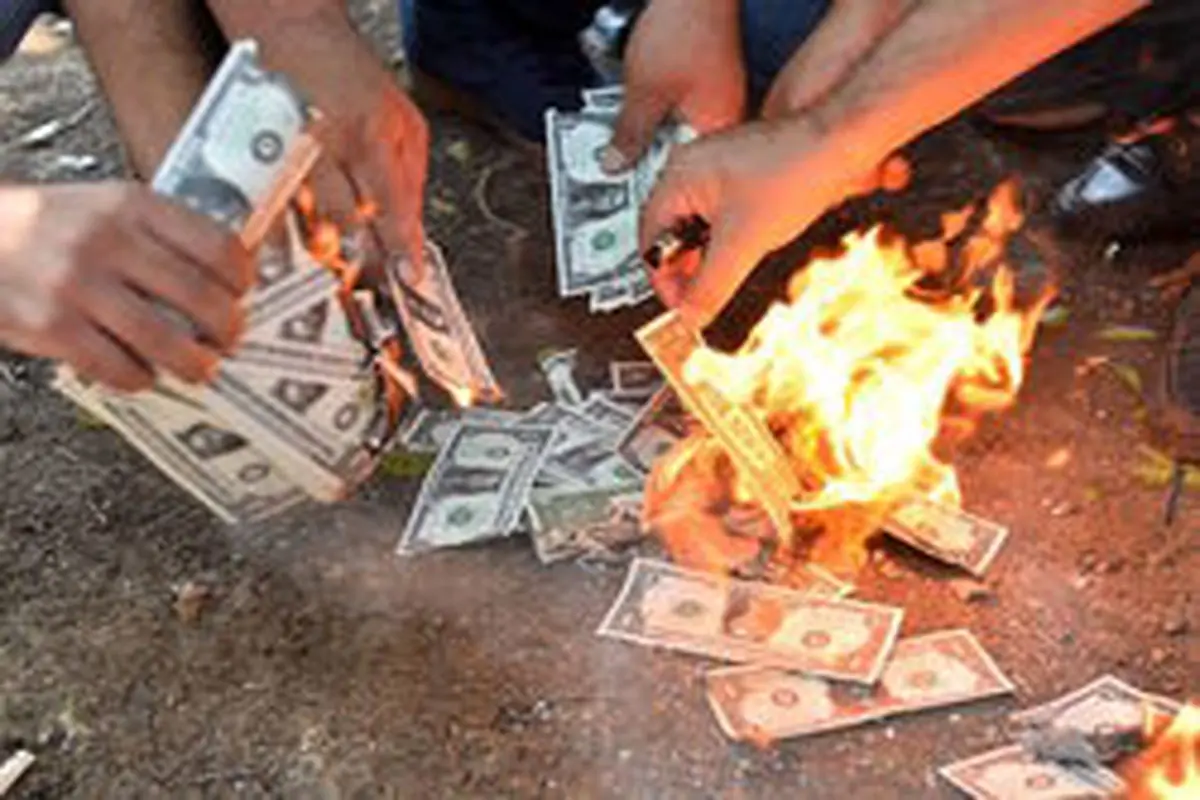 مردم ترکیه  دلارهای آمریکا را آتش‌ زدند