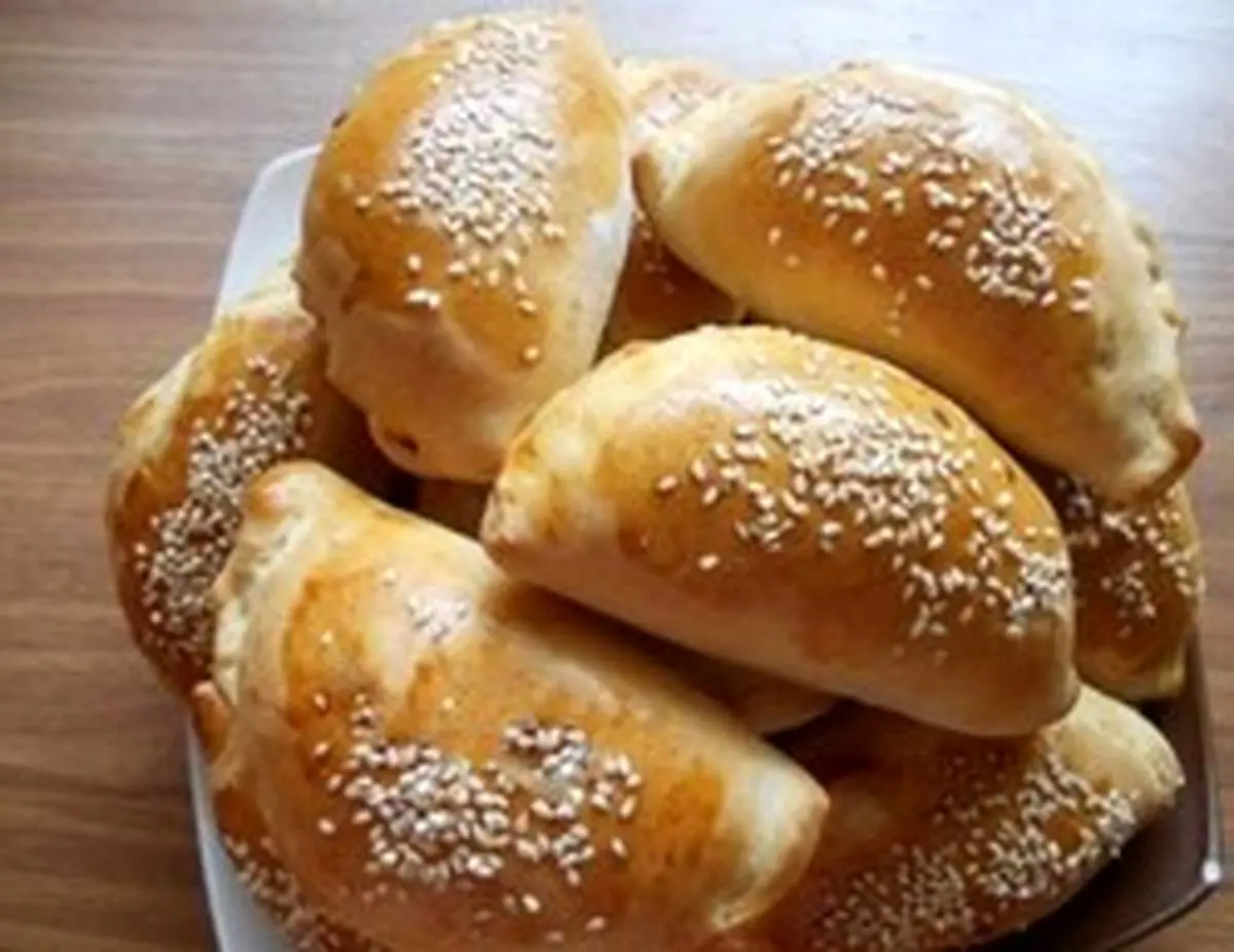 طرز تهیه پیراشکی مارچوبه با سس آلو سیاه