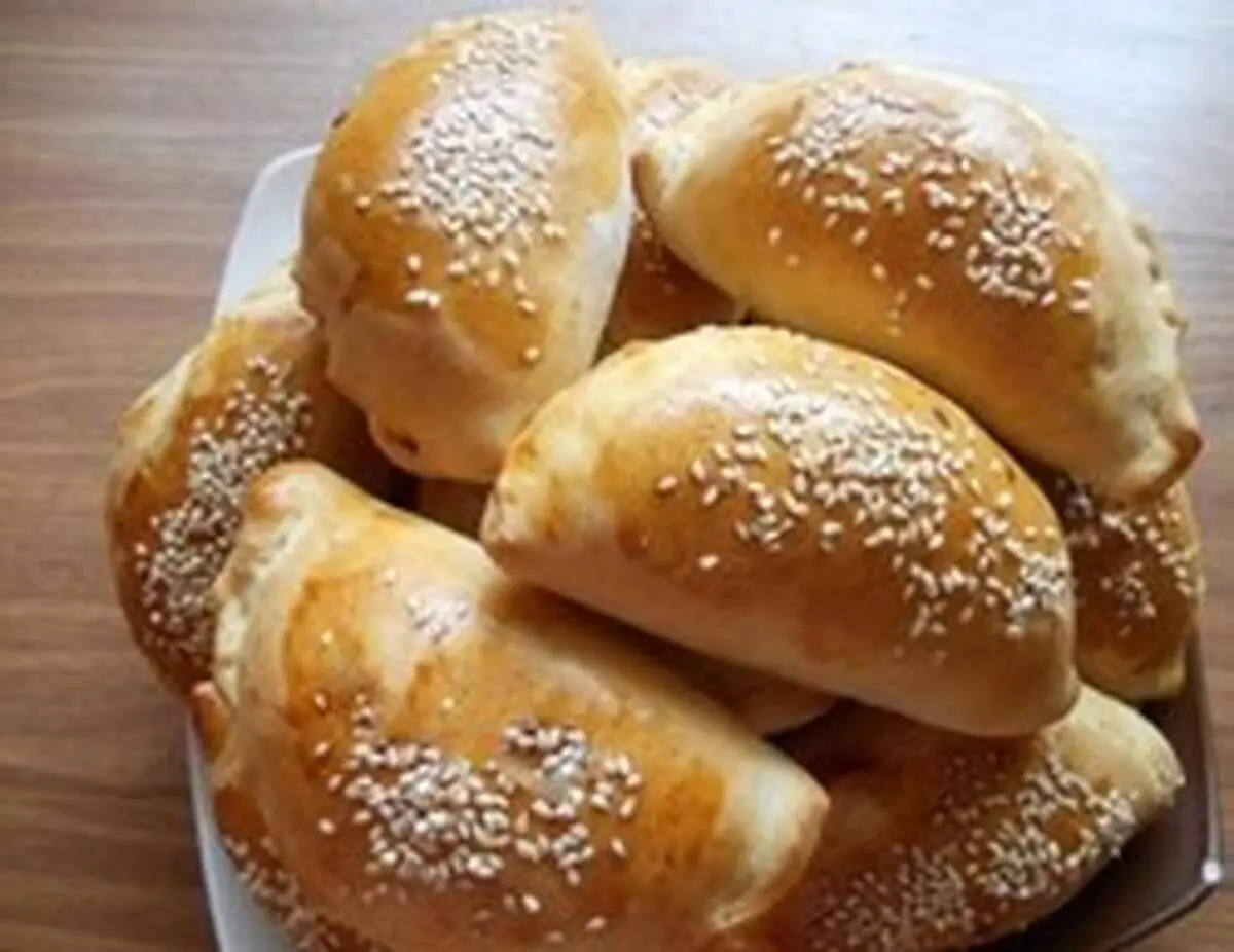 طرز تهیه پیراشکی مارچوبه با سس آلو سیاه