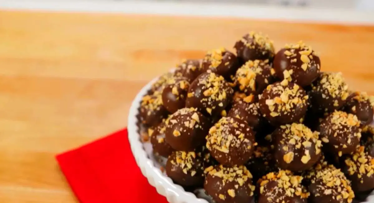 طرز تهیه شکلات بادام زمینی