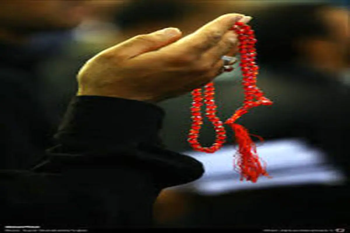 زنان تسبیح به دست که برای ایران دعا می‌کنند