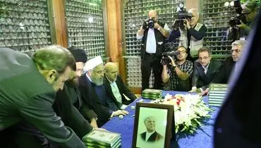 فاتحه‌خوانی روحانی بر سر مزار آیت‌الله هاشمی+عکس