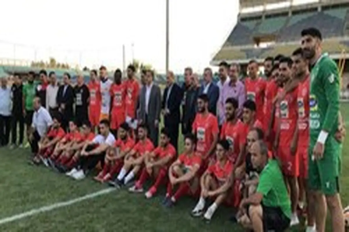 پیراهن شماره ۴ پرسپولیس به «تاج» اهدا شد +عکس