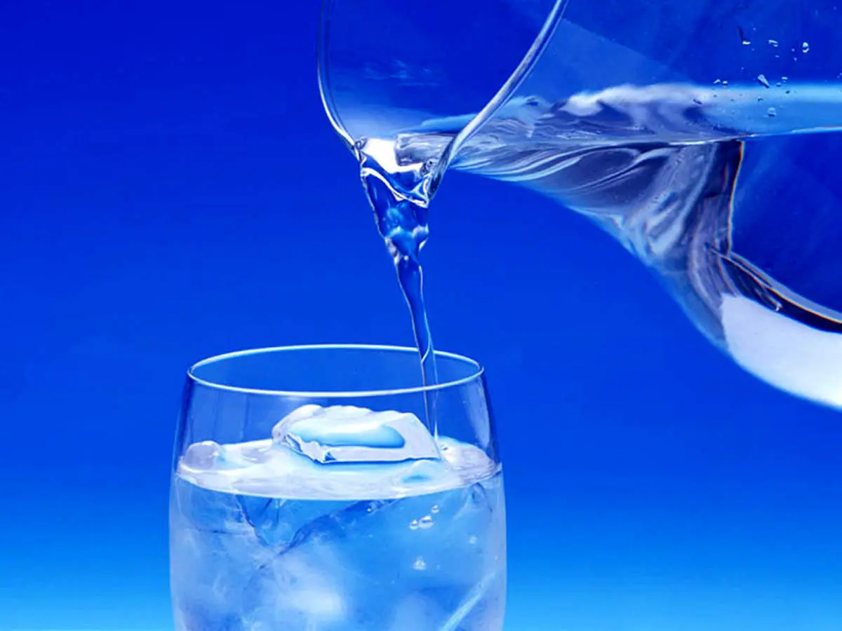 ۷ دلیل برای اینکه بیشتر آب بنوشید