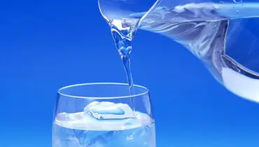 ۷ دلیل برای اینکه بیشتر آب بنوشید
