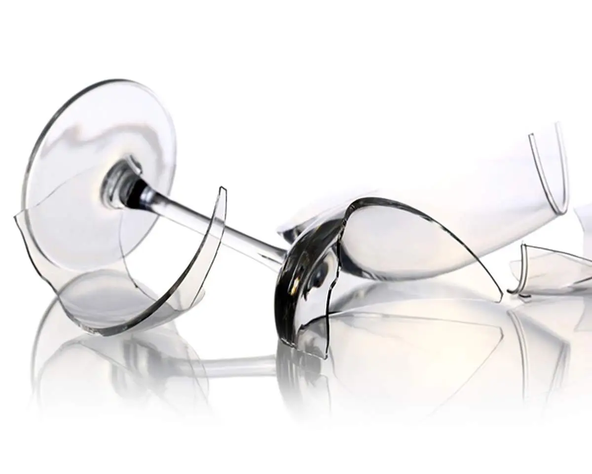 ویدیو| مادر عصبانی لیوان را بر سر گارسون خورد کرد