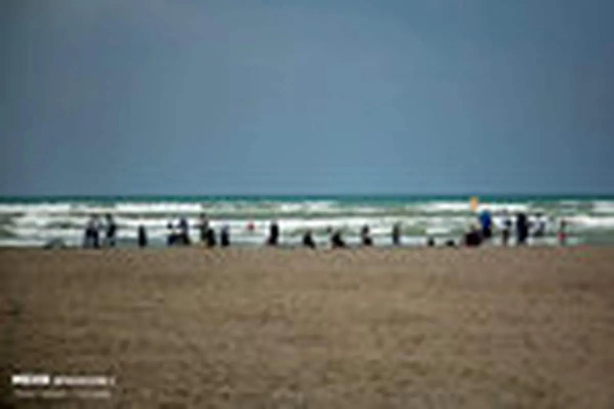 تفریح مسافران در ساحل دریای خزر