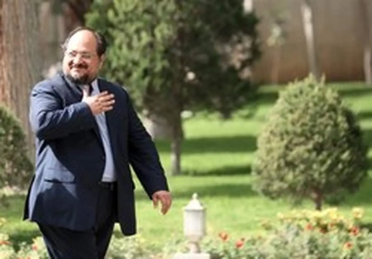 شریعتمداری: خودروهای کف انبار کارخانه منتظر قطعه هستند