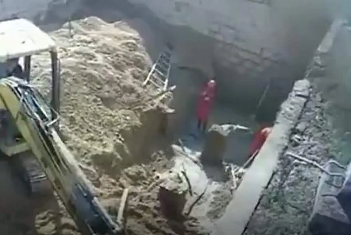 لحظه دفن کارگران هنگام گود برداری