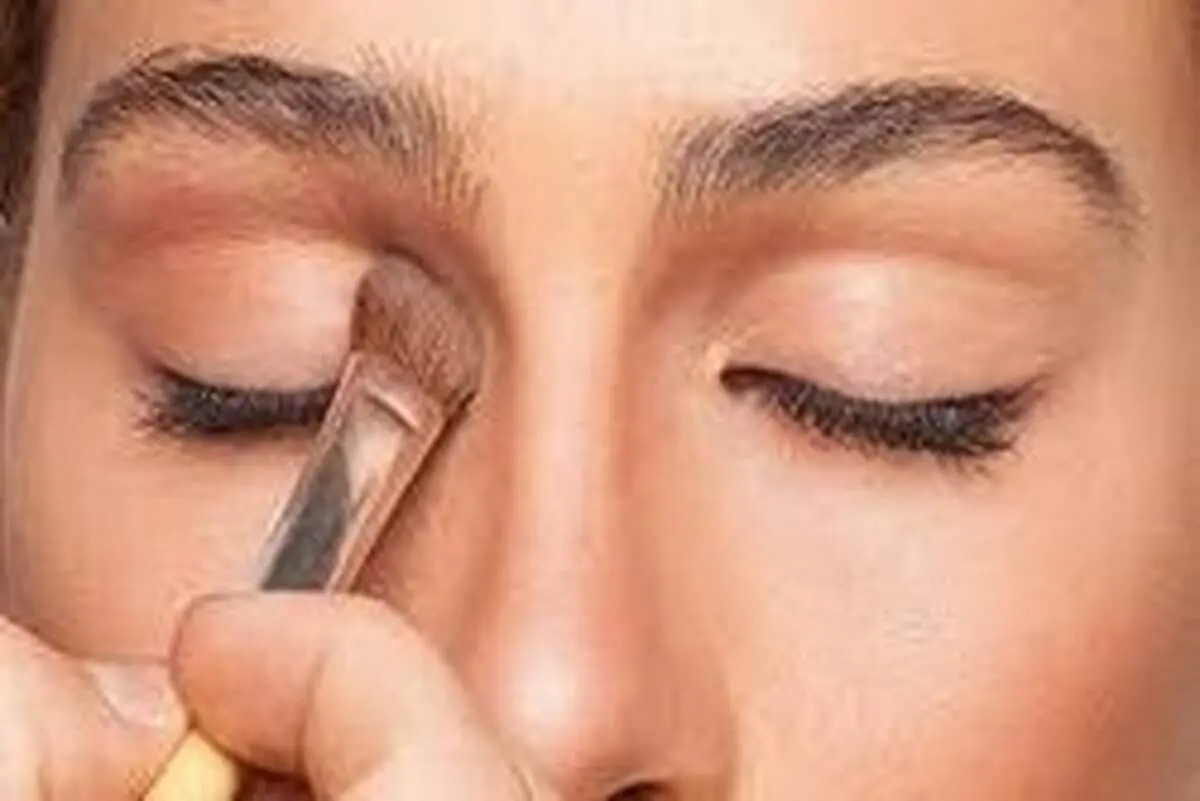 ترفند آرایشی برای آماده سازی پلک برای سایه