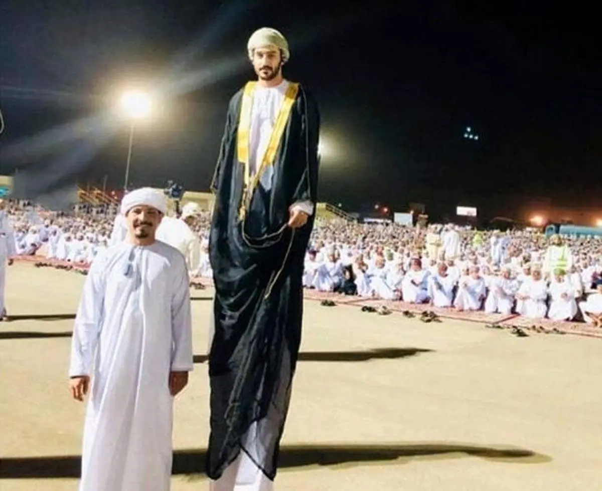 تصویری باورنکردنی از قد بلندترین مرد جهان