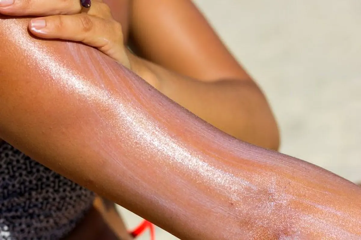 هنگام بیرون رفتن از خانه حتما از کرم ضد آفتاب مناسب استفاده کنید!