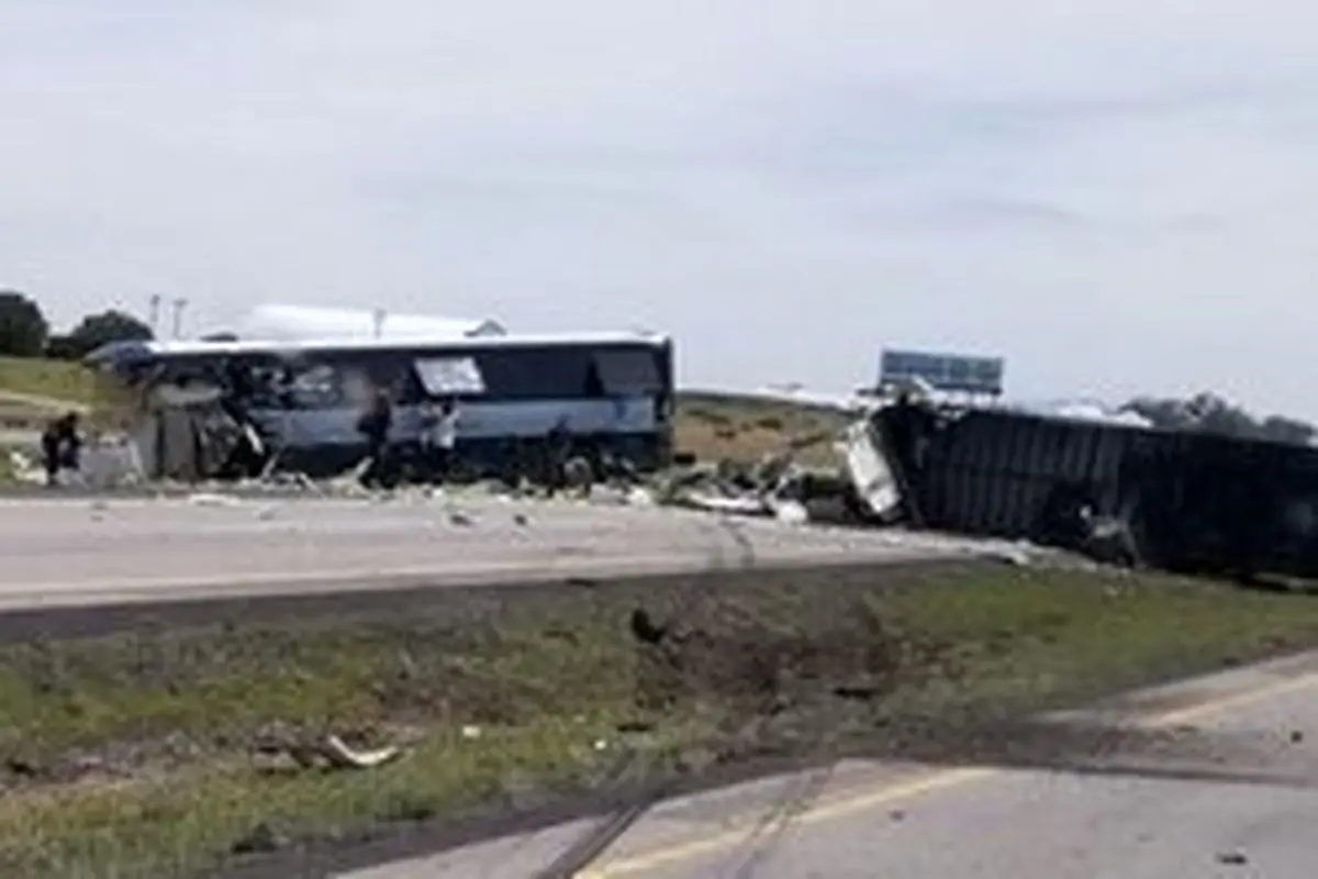 تصادف مرگبار اتوبوس با یک کامیون در آمریکا