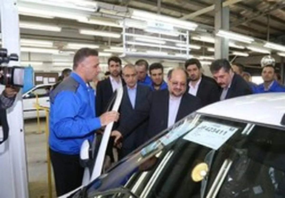 شریعتمداری: وجود تعدادی خودرو در انبار خودروسازها به‌معنی احتکار نیست