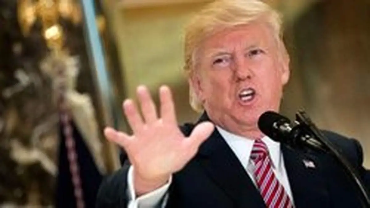 ترامپ روزنامهنگار سرشناش کشورش را  "احمق" خواند